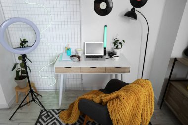 Konforlu bir müzisyen işyeri olan odanın içinde.