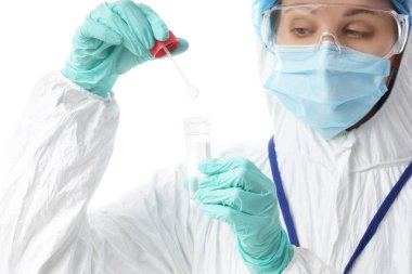Koruyucu üniformalı bir tıp çalışanı ve beyaz arka planda laboratuvar testi örneği var.