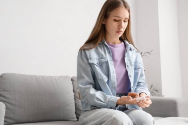 Evde parmağında sargı bezi olan sorunlu genç bir kadın var.