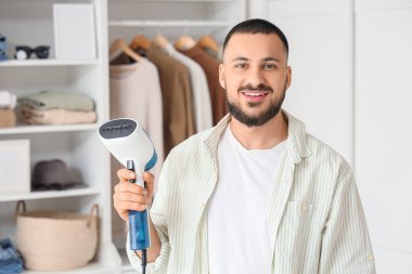 Yatak odasında vapurlu genç adam.