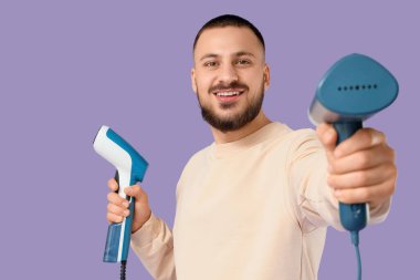 Leylak arkaplanda vapurları olan genç bir adam