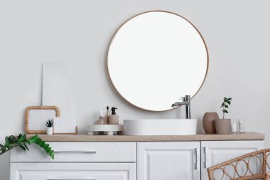 Lavabo çekmecede, ayna da banyoda beyaz duvarda, yakın plan.