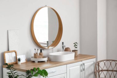 Lavabo çekmecede, ayna da banyoda beyaz duvarda, yakın plan.