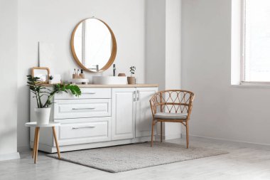 Çekmeceler, lavabo ve aynalar banyonun içinde.