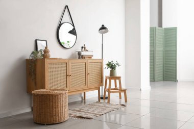 Çekmeceler, merdiven ve aynalar odanın içinde.