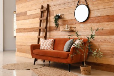 Kanepesi, merdiveni ve aynası olan güzel bir oda.