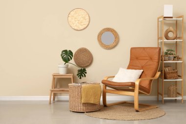 Koltuklu, raflı ve aynalı bir oda.