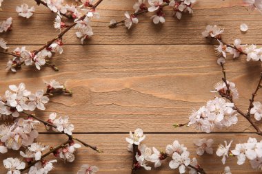 Ahşap arka planda güzel açan dallardan yapılmış çerçeve