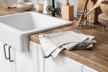 Mutfakta lavabonun yanındaki temiz havlu, yakın plan.