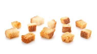 Beyaz arkaplanda çıtır çıtır çıtırlar izole edilmiş