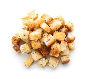 Beyaz arka planda izole edilmiş baharatlarla çıtır çıtır çıtır çıtır çıtır çıtırlar.