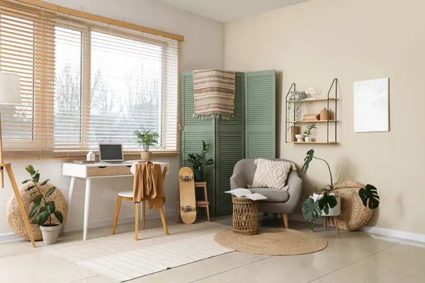 Rahat işyeri, katlanır ekran ve koltuk olan odanın içi