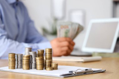 Ofisteki iş adamlarının masasında para