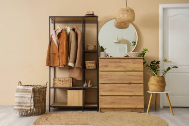 Palto askısı, ayna ve hasır sepetli şık koridorun içi.