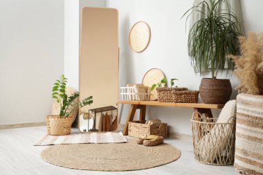 Hasır sepetli, ahşap banklı ve aynalı şık koridorun içi.