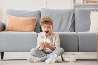 Evde alerjisi olan küçük hasta bir çocuk var.