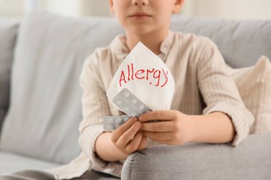 Hasta küçük çocuk elinde haplar ve dokularla evde ALLERJY mesajı atıyor.