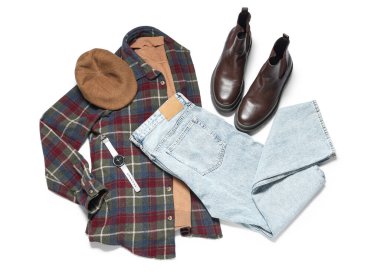 Beyaz arka planda şık erkek kıyafetleri, ayakkabıları, şapkası ve kol saati olan kompozisyon