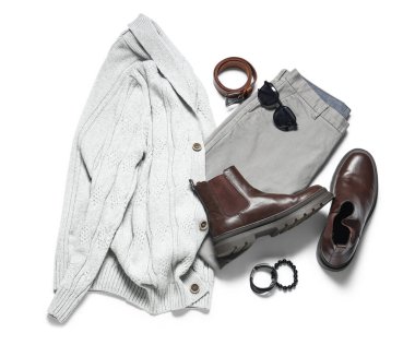 Beyaz arka planda şık erkek kıyafetleri, ayakkabıları ve aksesuarları olan kompozisyon
