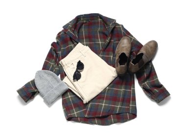 Beyaz arka planda şık erkek kıyafetleri, ayakkabıları ve güneş gözlükleriyle kompozisyon