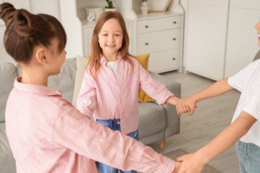 Evde dans eden sevimli küçük arkadaşlar.