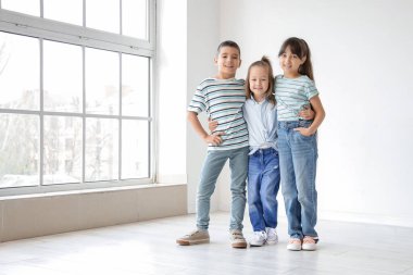 Odada kucaklaşan sevimli küçük arkadaşlar.