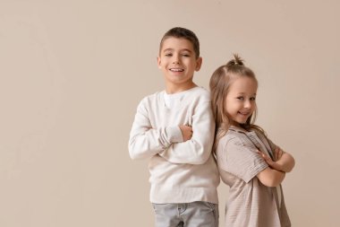 Bej arka planda sevimli küçük arkadaşlar.