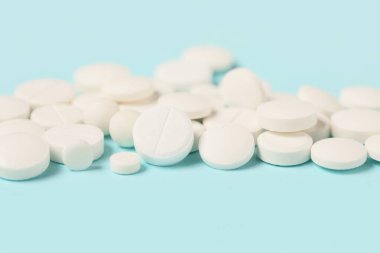 Mavi arka planda bir sürü beyaz hap