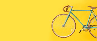 Sarı arka planda şık bisiklet