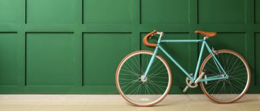 Yeşil duvarın yanında şık bir bisiklet