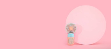 Pembe arka planda mini elektrikli vantilatör ve metin için boşluk