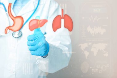 Steteskoplu kadın doktor bej arka planda baş parmak gösteriyor.
