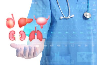 Beyaz arka planda erkek doktor, yakın plan.