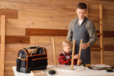 Küçük oğlu atölyede toplanan erkek işçi.