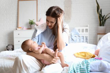 Stresli genç anne evde doğum sonrası depresyondan muzdarip.