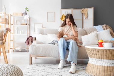 Evde doğum sonrası depresyon geçiren genç bir anne var.