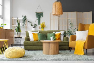 Koltuğu, kanepesi ve çekmeceleri olan şık bir oturma odası.