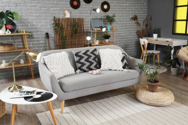 Kanepesi, bitkileri ve vinil diskleri olan modern oturma odasının içinde.