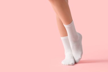 Pembe arka planda temiz beyaz çoraplı kadın, yakın plan.