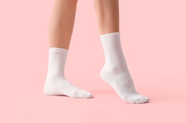 Pembe arka planda beyaz çoraplı kadın, yakın plan.