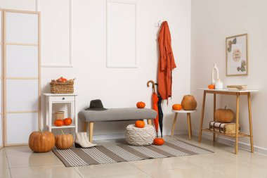 Koridorun içinde balkabakları, yumuşak bank ve masalar var.