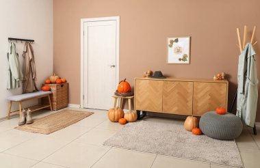 Sonbahar dekoru, kapısı ve askısı olan koridorun içi.