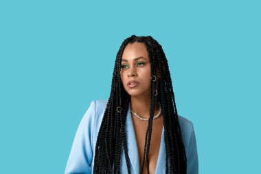 Mavi arka planda örgüleri olan seksi Afro-Amerikan kadın.