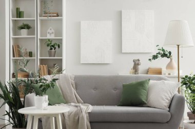 Oturma odasındaki kanepe ve bitkiler