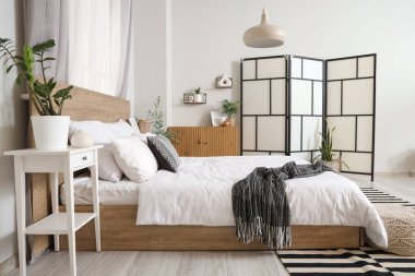 Işıl ışıl yatak odası, rahat yatak odası ve şık katlanır ekran.