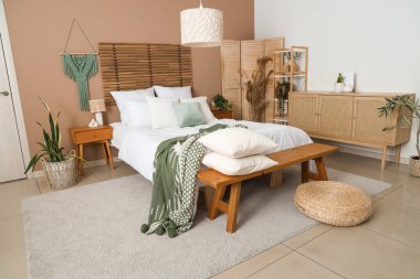 Yatak odasının iç kısmında yastıklı bank.