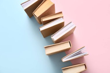 Renkli arkaplan üzerine kitapları olan kompozisyon