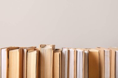 Gri arkaplan üzerine kitap satırı, yakın plan