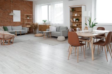 Koltukları, yemek masası ve raf üniteleri olan stüdyo dairesi.