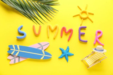 Kelime YAZ farklı plaj dekorasyonu ve sarı arka planda palmiye yaprağı